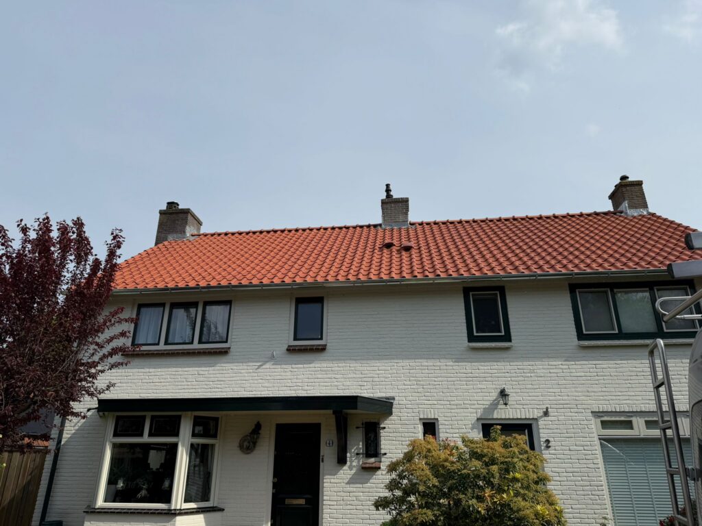 Afgewerkt pannendak met dakramen na de complete dakrenovatie in Blaricum