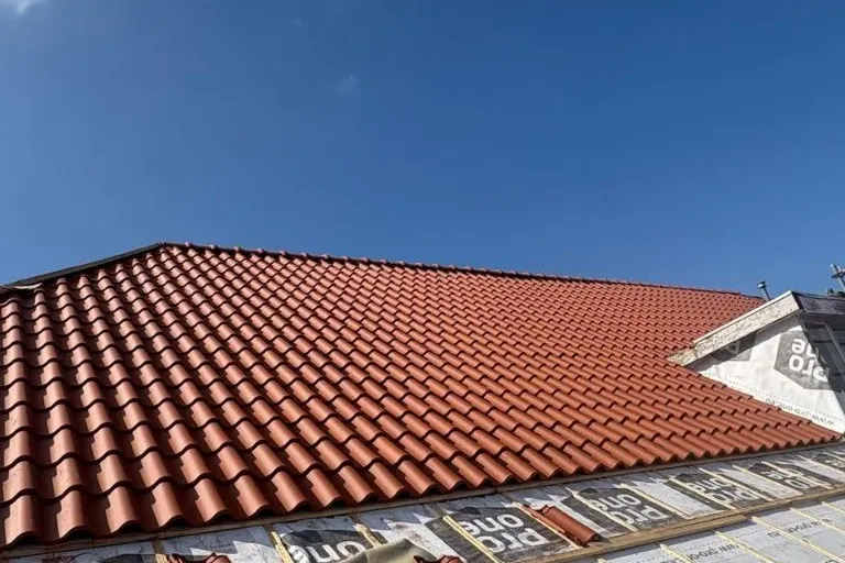 Dakrenovatie van een woning door Van Beek Dak en Onderhoud in het Gooi