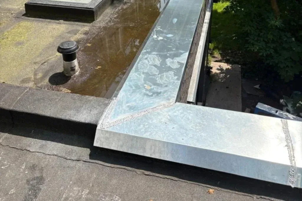 Lood- en zinkwerk rond een schoorsteen door dakdekker in het Gooi