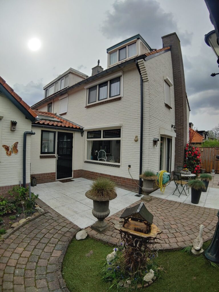 Oude verweerde dakpannen in Laren, close-up voor de renovatie