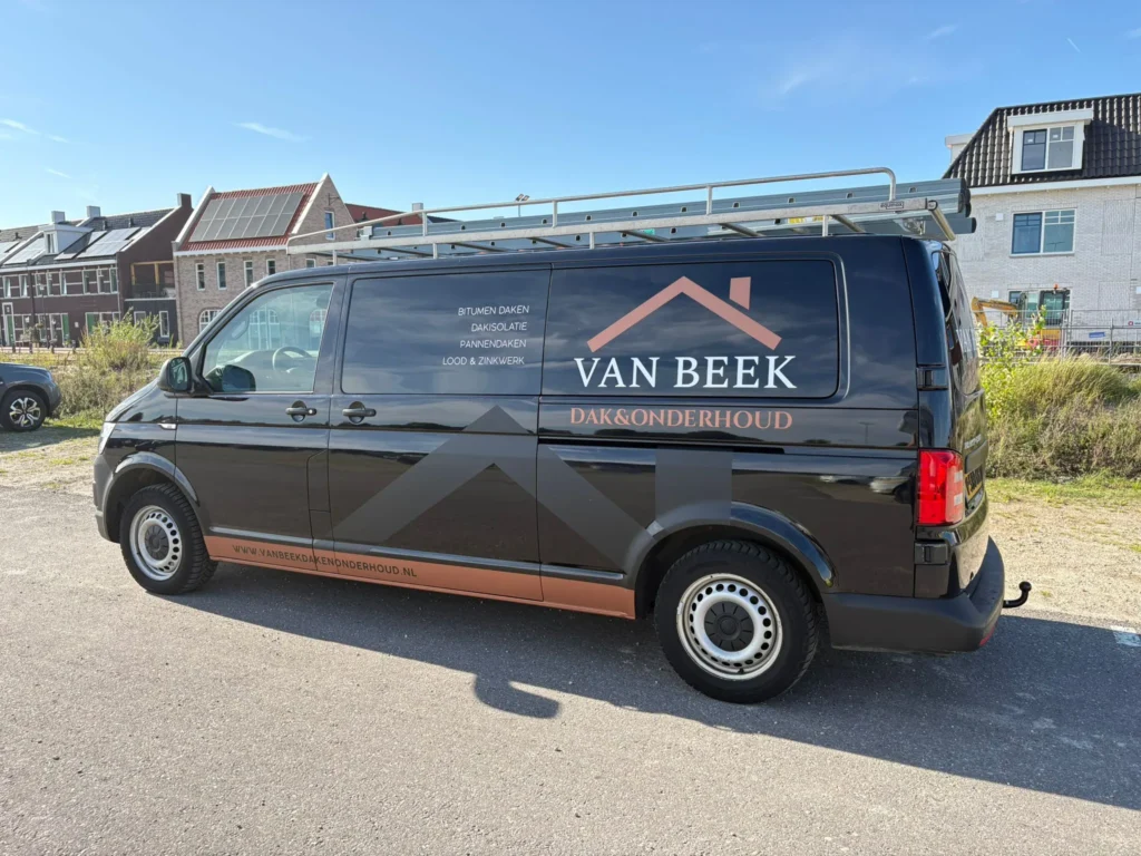 Dakdekker van Van Beek Dak en Onderhoud aan het werk in het Gooi