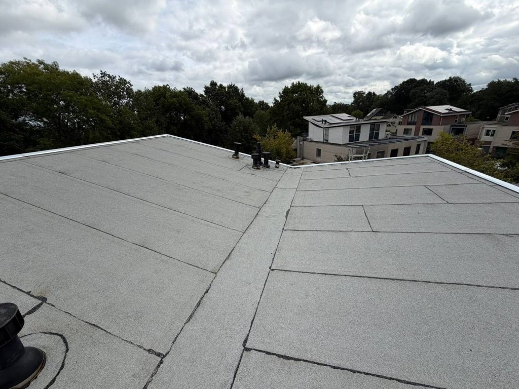Witte bitumen dakbedekking in Blaricum door Van Beek Dak & Onderhoud Het Gooi
